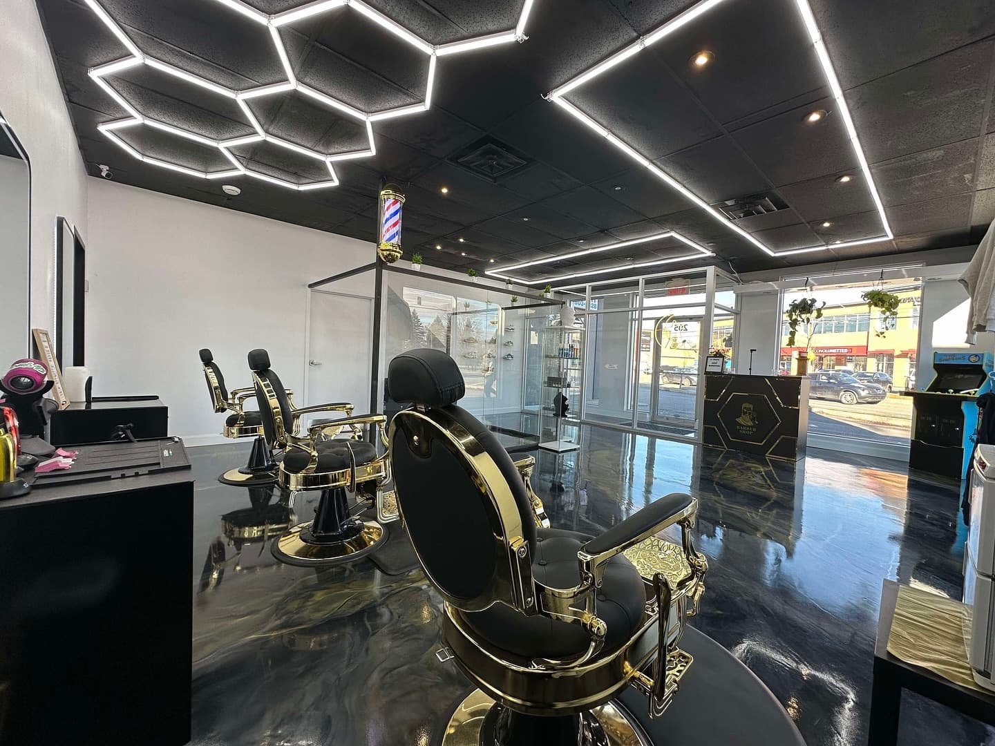 L’équipe au travail dans le véritable salon La Frappe